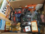 une boîte remplie de petites voitures et d'autres objets divers
