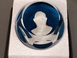 un gros plan d'une plaque de verre sur laquelle figure la photo d'un homme