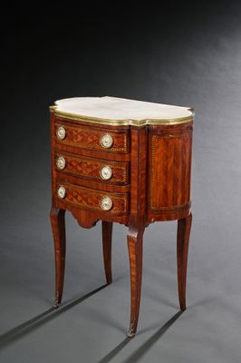 une commode ancienne avec dessus en marbre