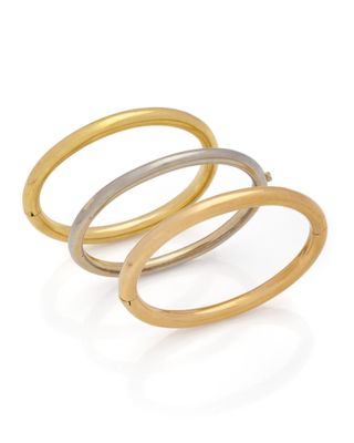 trois bagues en or et en argent sur fond blanc