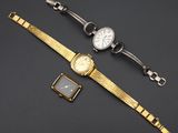 deux montres et un bracelet de montre sur un fond noir