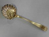 une cuillère en argent ornée d'une coquille en or