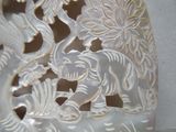 un éléphant sculpté sur le flanc d'un vase