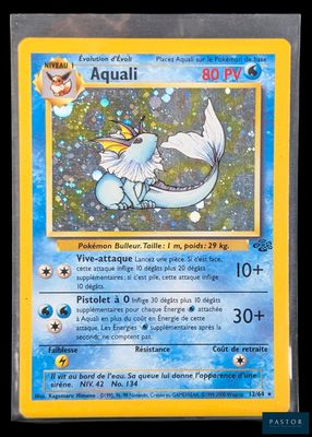 gros plan d'une carte pokemon sur fond noir