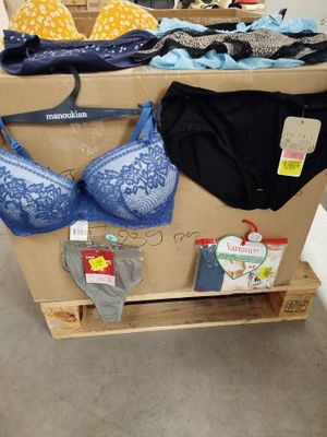 de nombreux soutiens-gorge et sous-vêtements exposés dans un magasin