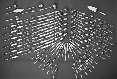 photographie en noir et blanc d'un cœur composé de fourchettes et de cuillères