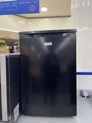 deux réfrigérateurs exposés dans un magasin