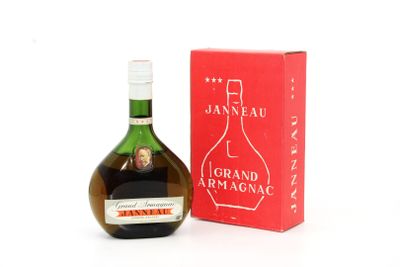 une image représentant une bouteille de grand armagnac à côté d'un coffret rouge