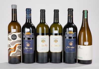 plusieurs bouteilles de vin sont alignées sur une table