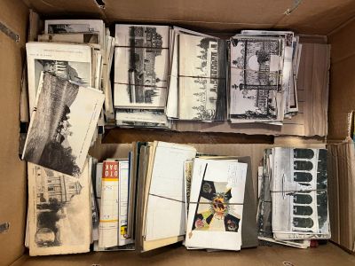 une boîte en carton remplie de vieilles photos et de vieux papiers