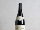 une bouteille de vin posée sur une table à côté d'une bouteille de vin