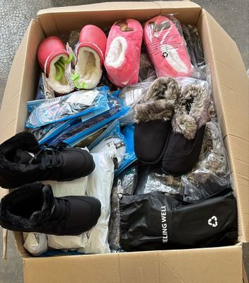une boîte en carton remplie de chaussures et d'autres objets