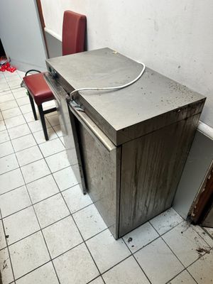 une image d'une cuisine avec un évier et une cuisinière