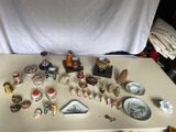 une table sur laquelle sont disposées de nombreuses figurines