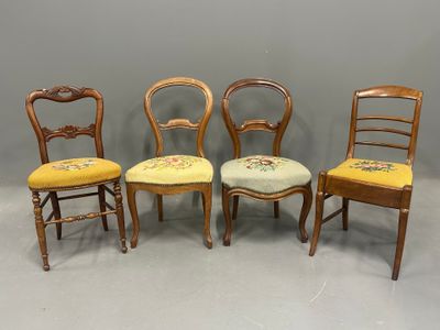 Réunion de QUATRE CHAISES à dossier ajouré à barrettes en no…