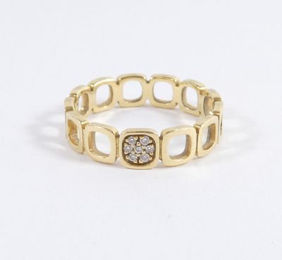gros plan d'une bague en or avec un diamant au milieu