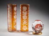 trois vases posés l'un à côté de l'autre sur une table