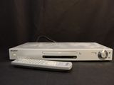 un lecteur DVD Sony blanc et une télécommande posés sur une table
