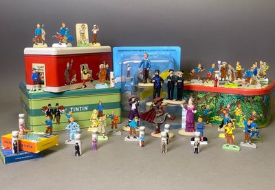 tout un tas de figurines qui sont posées sur une table