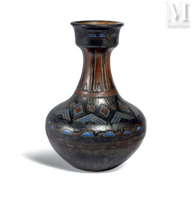 un vase noir orné de motifs bleus et marron