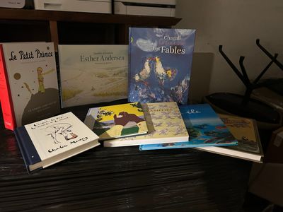 de nombreux livres pour enfants posés les uns à côté des autres sur un bureau