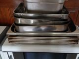 Dans une cuisine, plusieurs casseroles sont empilées les unes sur les autres