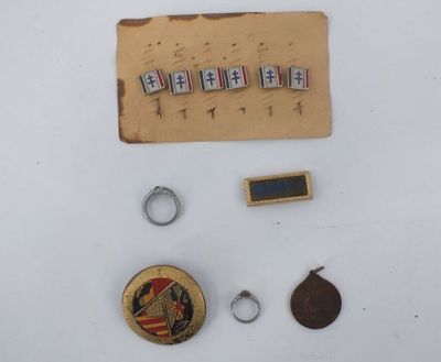 un grand nombre d'objets posés sur la table