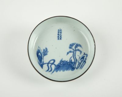 bol en porcelaine bleue et blanche orné d'un motif représentant des oiseaux et des fleurs