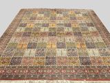un tapis persan ancien présentant un motif multicolore sur fond gris