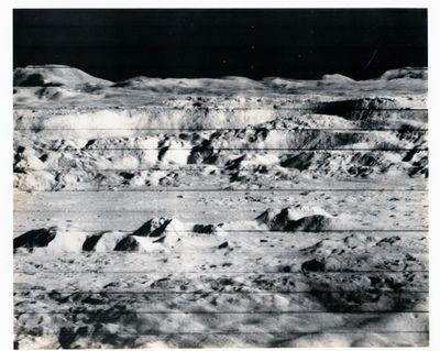 photographie en noir et blanc de la surface de la Lune, avec des rochers et de la neige