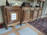 un grand meuble en bois surmonté d'une horloge