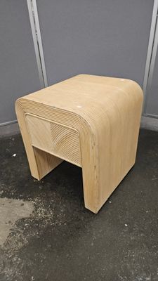 Table de chevet ou bout de canapé, plaqué de joncs de rotin.