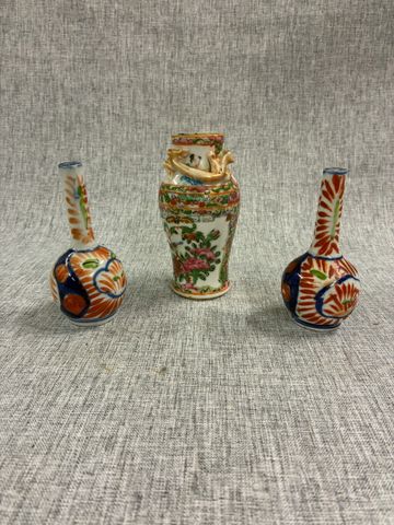 Paire de petits vases Imari (Haut : 10,5) et petit vase Canton (H