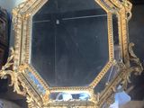 un miroir posé sur une table
