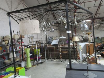 une image représentant une grande pièce avec un lustre