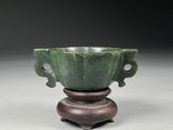 paire de tasses en jade vert avec des anses sculptées