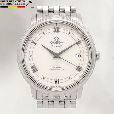 une image d'une montre en gros plan sur fond blanc