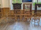 une pièce avec beaucoup de chaises et une table