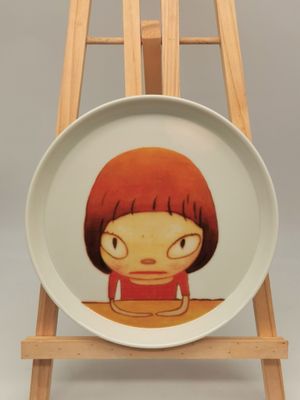 une assiette sur laquelle est représentée une petite fille