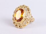 une image représentant une bague en or sertie d'une grosse citrine facettée