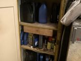une petite armoire dans un coin de la pièce
