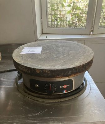 une casserole posée sur une cuisinière dans une cuisine