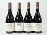 trois bouteilles de vin rouge sont alignées sur une surface blanche