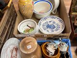 une boîte remplie de différentes sortes de poteries posée sur une table