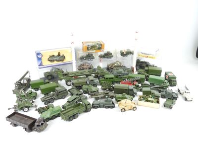 beaucoup de petits véhicules militaires et de camions miniatures sur la table