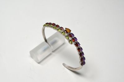 Gros plan sur une bague ornée de pierres multicolores