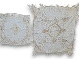 deux oreillers blancs ornés de dentelle, sur fond blanc