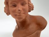 une image représentant un buste en argile d'une femme sur fond blanc