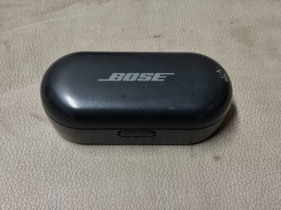 une image représentant un boîtier noir sur lequel figure le mot « Bose »