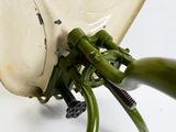 un gros plan d'un objet vert sur une surface blanche